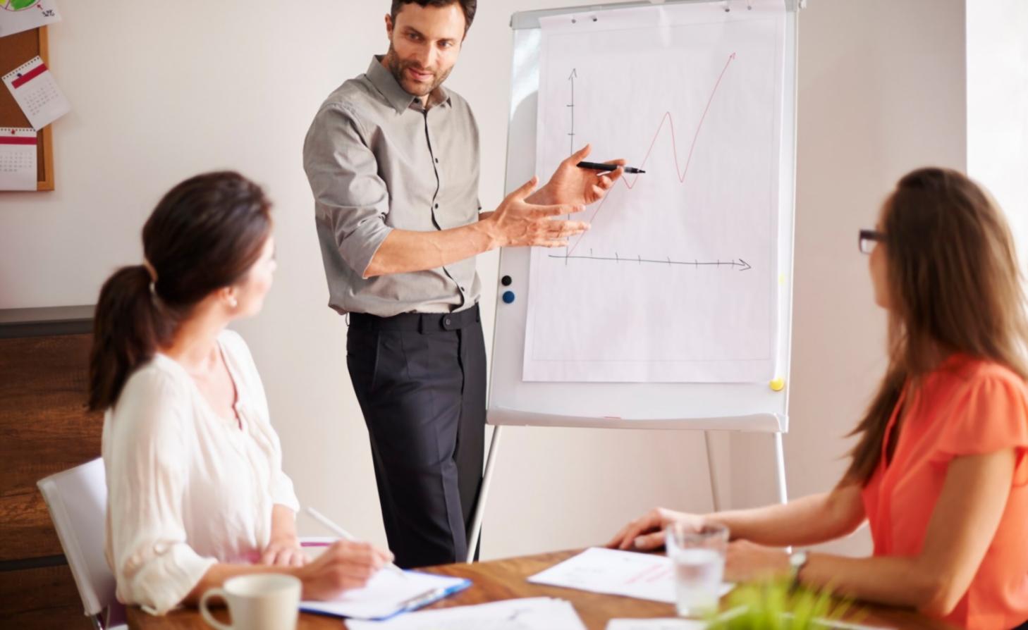 Session de formation en analyse fondamentale avec des professionnels travaillant sur des états financiers