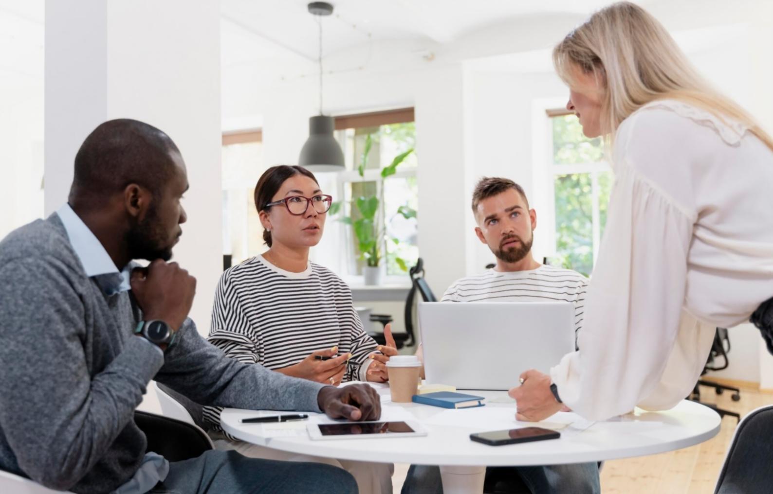 Groupe d'étudiants analysant des données financières ensemble
