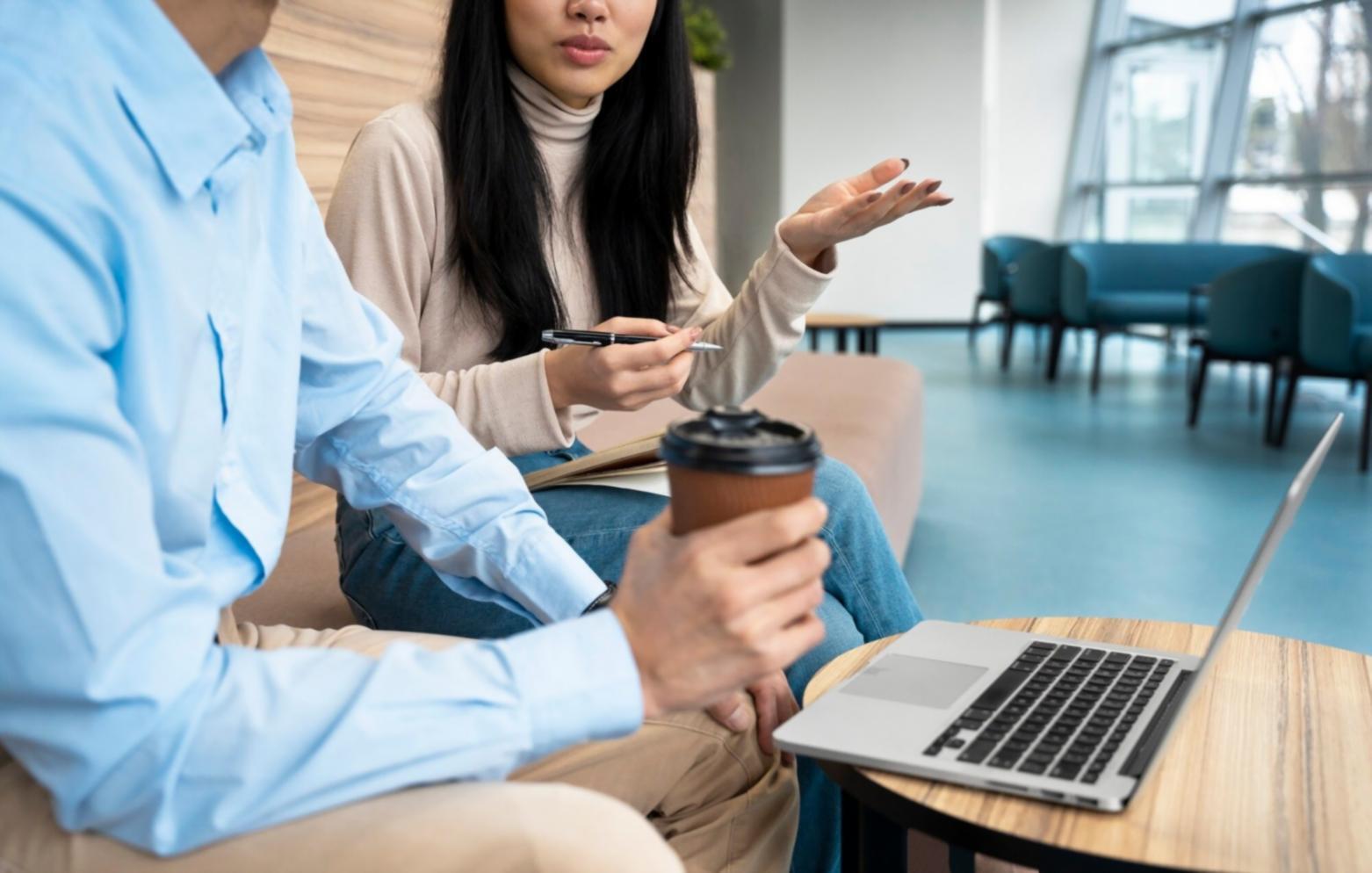 Documents financiers et calculatrice pour analyse fondamentale